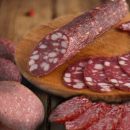 Просрочка на прилавках: Сотрудник мясокомбината поделился тайной утилизации колбасы