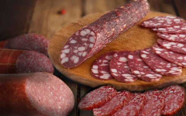 Просрочка на прилавках: Сотрудник мясокомбината поделился тайной утилизации колбасы