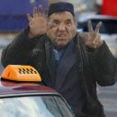 Руки не для скуки: Глухой водитель московского такси активно общался за рулем