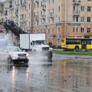 Стихия бушует во Владивостоке: пробки, лужи и поваленные деревья